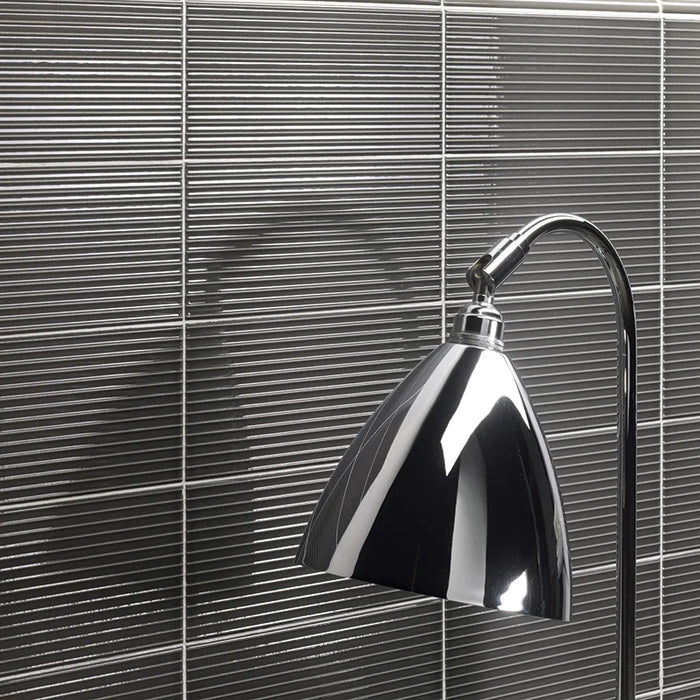 Dettaglio piastrella da rivestimento in pasta bianca effetto rigato a rilievo della collezione Sketches di Ceramica settecento, formato 10x20 cm, colore Charcoal Hor 1