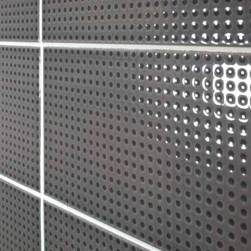 Dettaglio piastrella da rivestimento in pasta bianca effetto puntinato a rilievo della collezione Sketches di Ceramica settecento, formato 10x20 cm, colore Charcoal Dots