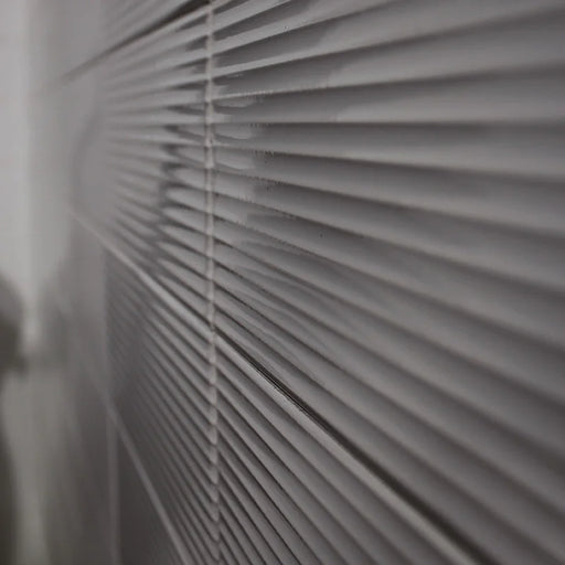 Dettaglio piastrella da rivestimento in pasta bianca effetto rigato a rilievo della collezione Sketches di Ceramica settecento, formato 10x20 cm, colore Charcoal Hor 2