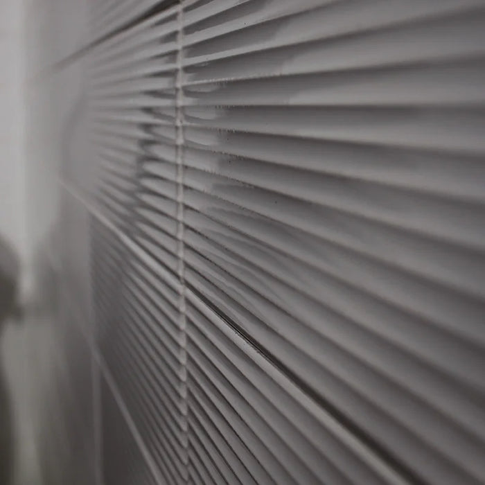 Dettaglio piastrella da rivestimento in pasta bianca effetto rigato a rilievo della collezione Sketches di Ceramica settecento, formato 10x20 cm, colore Charcoal Hor 2