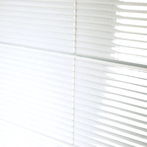 Dettaglio piastrella da rivestimento in pasta bianca effetto rigato a rilievo della collezione Sketches di Ceramica settecento, formato 10x20 cm, colore Bright White Hor 2