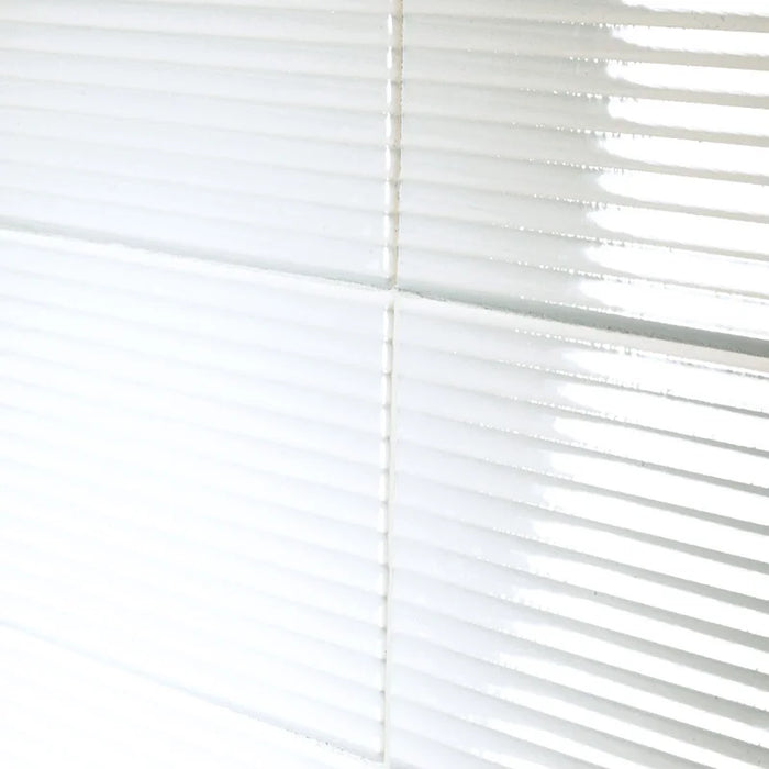 Dettaglio piastrella da rivestimento in pasta bianca effetto rigato a rilievo della collezione Sketches di Ceramica settecento, formato 10x20 cm, colore Bright White Hor 2