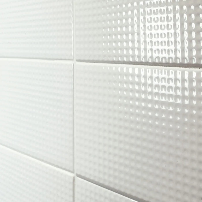 Dettaglio piastrella da rivestimento in pasta bianca effetto Puntinato a rilievo della collezione Sketches di Ceramica settecento, formato 10x20 cm, colore Bright White Dots