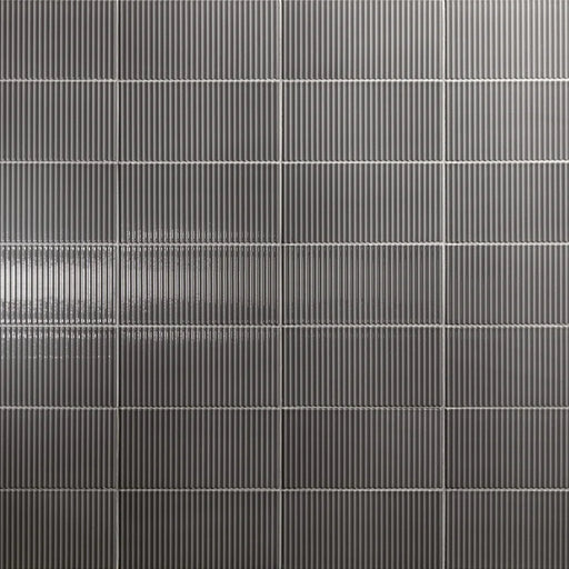 Dettaglio piastrella da rivestimento in pasta bianca effetto rigato a rilievo della collezione Sketches di Ceramica settecento, formato 10x20 cm, colore Charcoal Vert