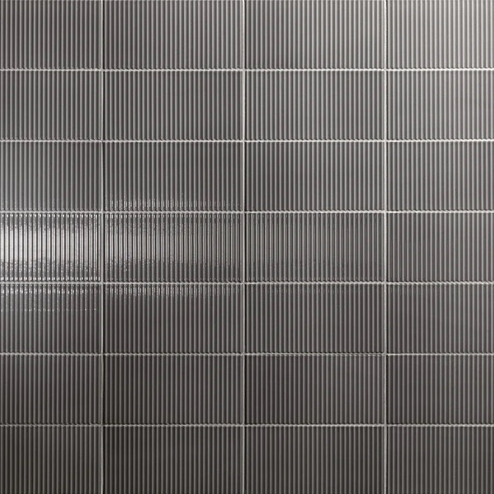 Dettaglio piastrella da rivestimento in pasta bianca effetto rigato a rilievo della collezione Sketches di Ceramica settecento, formato 10x20 cm, colore Charcoal Vert