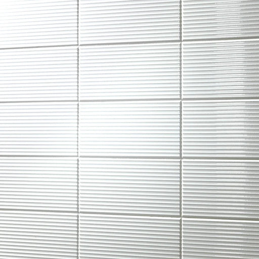 Dettaglio piastrella da rivestimento in pasta bianca effetto rigato a rilievo della collezione Sketches di Ceramica settecento, formato 10x20 cm, colore Bright White Hor 1