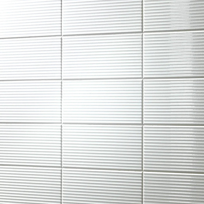 Dettaglio piastrella da rivestimento in pasta bianca effetto rigato a rilievo della collezione Sketches di Ceramica settecento, formato 10x20 cm, colore Bright White Hor 1