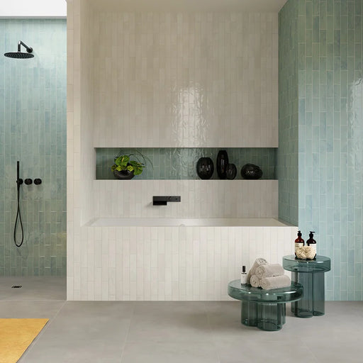 Dettaglio bagno moderno con rivestimento in gres porcellanato serie Miniature Soda di Marca Corona, effetto mattoncino vintage, formato 6x24 cm, Colore Bianco Sale