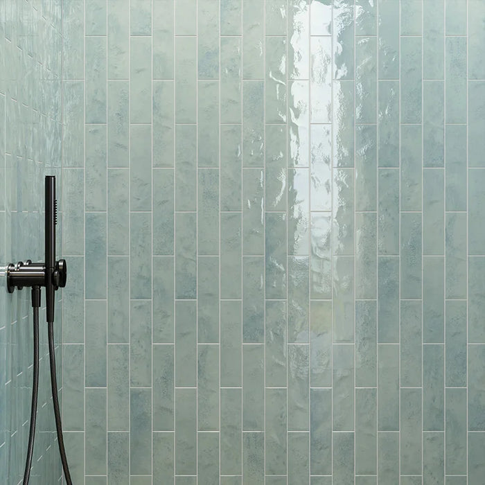 Dettaglio rivestimento in gres porcellanato serie Miniature Soda di Marca Corona, effetto mattoncino vintage, formato 6x24 cm, Colore Azzurro Artico