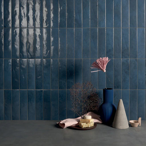 Dettaglio rivestimento in gres porcellanato serie Miniature Soda di Marca Corona, effetto mattoncino vintage, formato 6x24 cm, Colore Blu Galassia