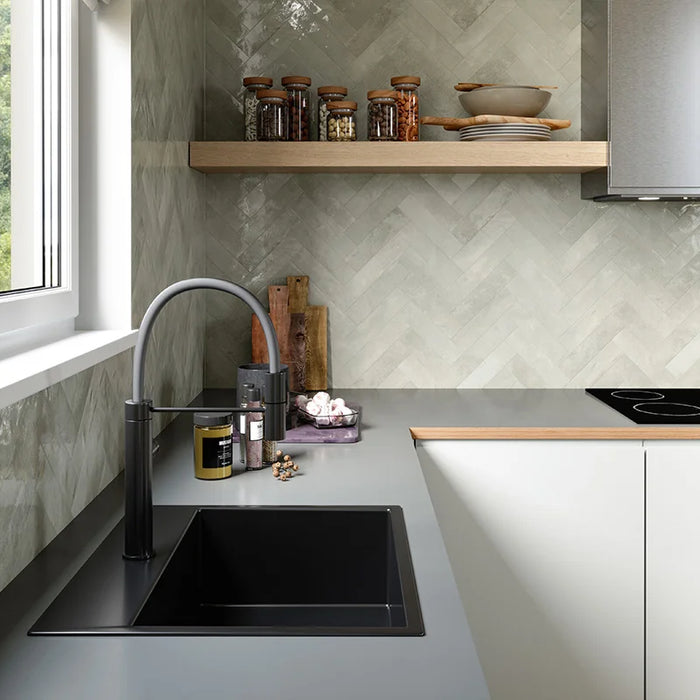 Dettaglio cucina con rivestimento in gres porcellanato serie Miniature Soda di Marca Corona, effetto mattoncino vintage, formato 6x24 cm, Colore Grigio Luna