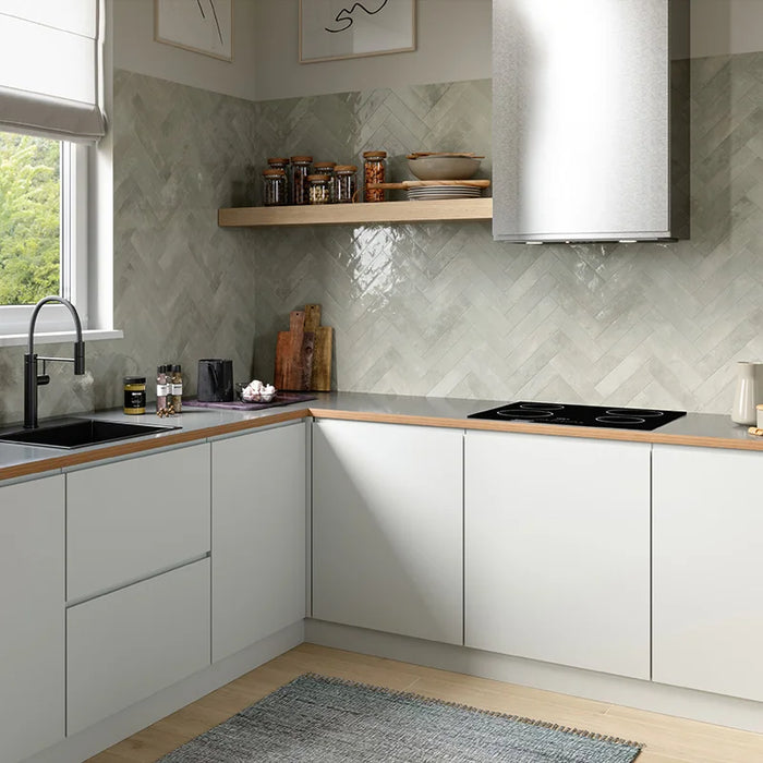 Dettaglio cucina con rivestimento in gres porcellanato serie Miniature Soda di Marca Corona, effetto mattoncino vintage, formato 6x24 cm, Colore Grigio Luna