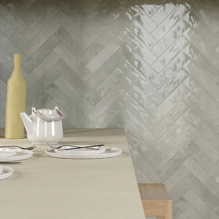 Dettaglio cucina con rivestimento in gres porcellanato serie Miniature Soda di Marca Corona, effetto mattoncino vintage, formato 6x24 cm, Colore Grigio Luna