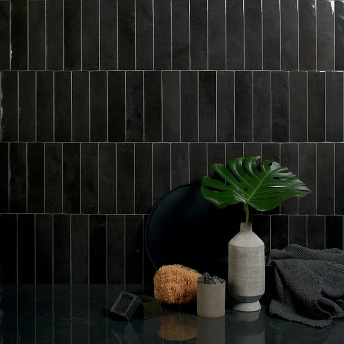 Dettaglio rivestimento in gres porcellanato serie Miniature Soda di Marca Corona, effetto mattoncino vintage, formato 6x24 cm, Colore Nero Magma