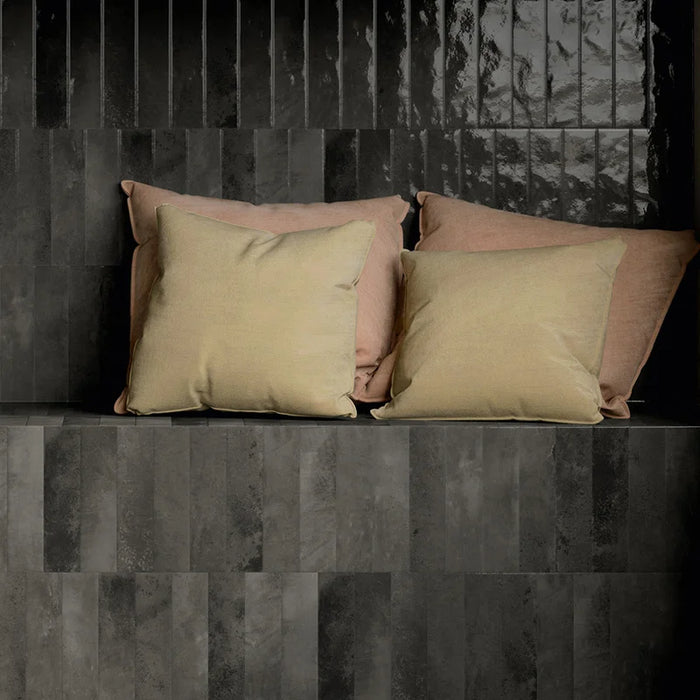 Dettaglio Salotto con rivestimento in gres porcellanato serie Miniature Soda di Marca Corona, effetto mattoncino vintage, formato 6x24 cm, Colore Nero Magma