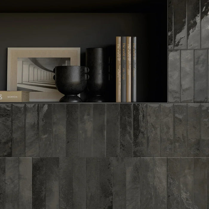 Dettaglio libreria con rivestimento in gres porcellanato serie Miniature Soda di Marca Corona, effetto mattoncino vintage, formato 6x24 cm, Colore Nero Magma