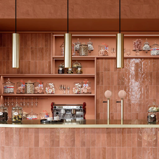 Dettaglio bar con rivestimento in gres porcellanato serie Miniature Soda di Marca Corona, effetto mattoncino vintage, formato 6x24 cm, Colore Rosa Corallo