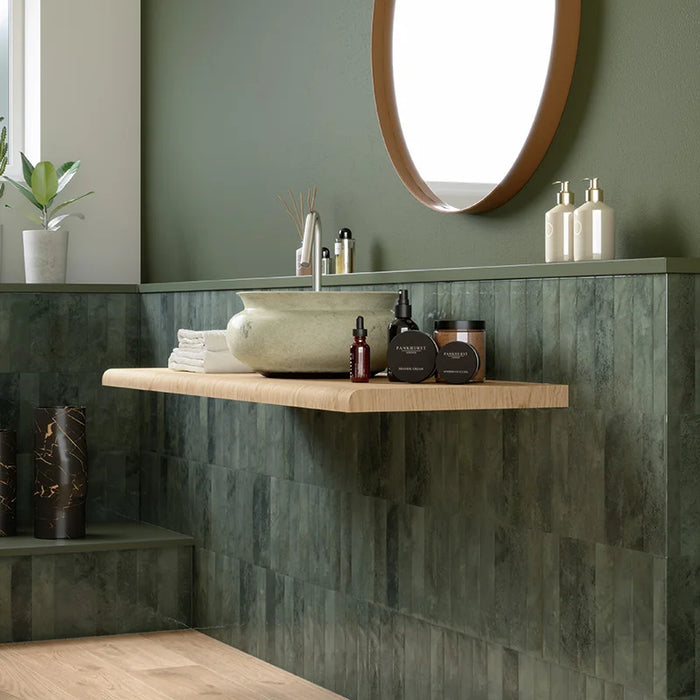 Dettaglio bagno con rivestimento in gres porcellanato serie Miniature Soda di Marca Corona, effetto mattoncino vintage, formato 6x24 cm, Colore Verde Malva