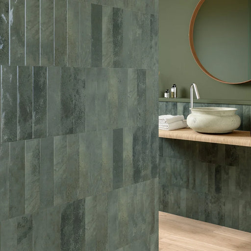 Dettaglio bagno con rivestimento in gres porcellanato serie Miniature Soda di Marca Corona, effetto mattoncino vintage, formato 6x24 cm, Colore Verde Malva