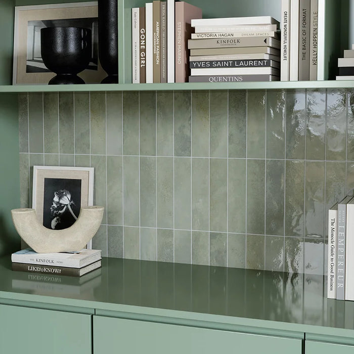 Dettaglio mobile con rivestimento in gres porcellanato serie Miniature Soda di Marca Corona, effetto mattoncino vintage, formato 6x24 cm, Colore Verde Perla