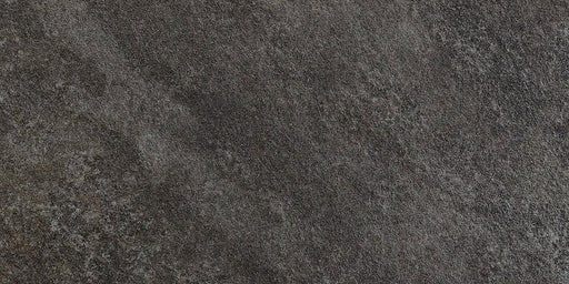 Dettaglio piastrella in gres porcellanato effetto pietra naturale quarzite della Collezione Stonequartz di Alfalux, formato 30x60 rettificato, colore Nero
