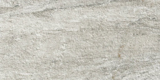 Dettaglio piastrella in gres porcellanato effetto pietra naturale quarzite della Collezione Stonequartz di Alfalux, formato 30x60 rettificato, colore Perla