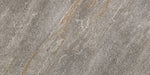Dettaglio piastrella in gres porcellanato effetto pietra naturale quarzite della Collezione Stonequartz di Alfalux, formato 45x90 rettificato, colore Grigio