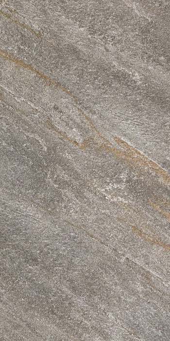 Dettaglio piastrella in gres porcellanato effetto pietra naturale quarzite per esterni della Collezione Stonequartz di Alfalux, formato 60x120 rettificato, colore Grigio