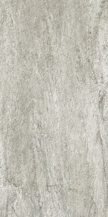 Dettaglio piastrella in gres porcellanato effetto pietra naturale quarzite per esterni della Collezione Stonequartz di Alfalux, formato 60x120 rettificato, colore Perla