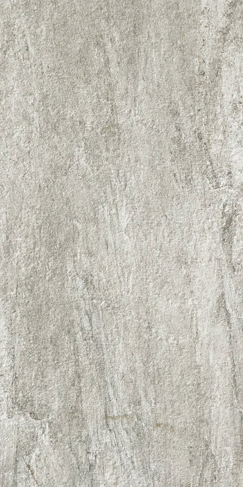 Dettaglio piastrella in gres porcellanato effetto pietra naturale quarzite della Collezione Stonequartz di Alfalux, formato 60x120 rettificato, colore Perla