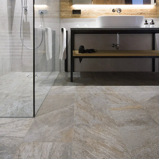 Bagno con pavimento in gres porcellanato effetto pietra naturale quarzite della Collezione Stonequartz di Alfalux, formato 45x90 rettificato, colore Grigio