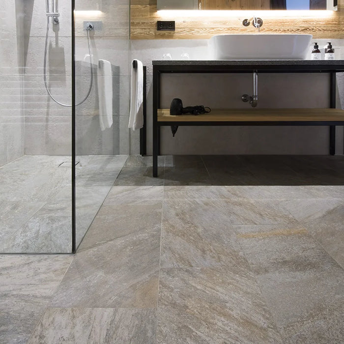Bagno con pavimento in gres porcellanato effetto pietra naturale quarzite della Collezione Stonequartz di Alfalux, formato 45x90 rettificato, colore Grigio