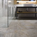Bagno con pavimento in gres porcellanato effetto pietra naturale quarzite della Collezione Stonequartz di Alfalux, formato 45x90 rettificato, colore Grigio