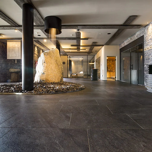Hotel con pavimento in gres porcellanato effetto pietra naturale quarzite della Collezione Stonequartz di Alfalux, formato 45x90 rettificato, colore Nero