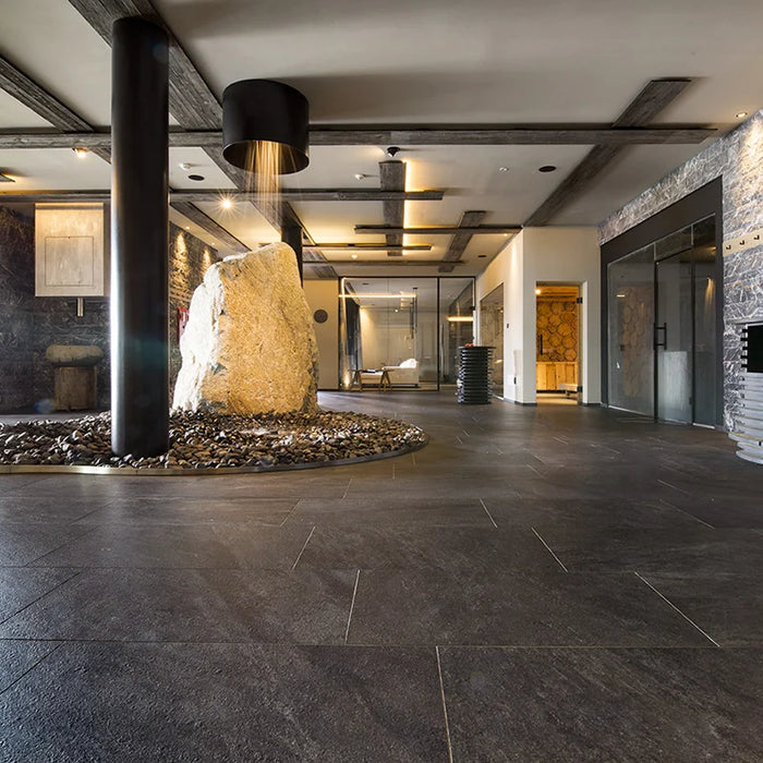 Hotel con pavimento in gres porcellanato effetto pietra naturale quarzite della Collezione Stonequartz di Alfalux, formato 45x90 rettificato, colore Nero