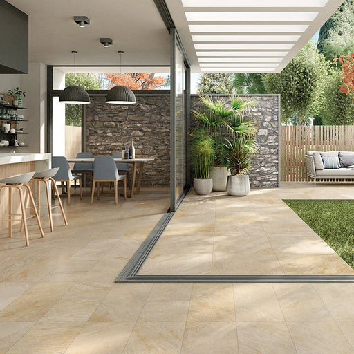 Giardino con pavimento in gres porcellanato effetto pietra naturale per esterni quarzite della Collezione Stonequartz di Alfalux, formato 60x60 e 30x60 rettificato, colore Beige