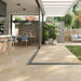 Giardino con pavimento in gres porcellanato effetto pietra naturale per esterni quarzite della Collezione Stonequartz di Alfalux, formato 60x60 e 30x60 rettificato, colore Beige