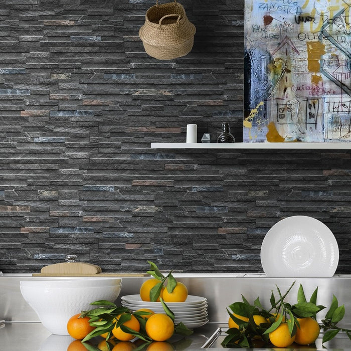 cucina moderna con mandarini e rivestimento effetto muretto 3d in gres porcellanato della collezione rio di keradom nella colorazione sodalite 16x40 ad incastro con fuga a scomparsa