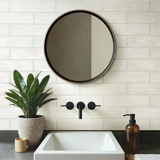 Bagno con rivestimento in formato mattoncino Lucido 7,5x30, rigato a rilievo, colore Bone, collezione Swing di ceramica Settecento