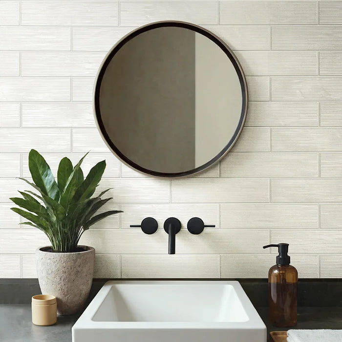 Bagno con rivestimento in formato mattoncino Lucido 7,5x30, rigato a rilievo, colore Bone, collezione Swing di ceramica Settecento