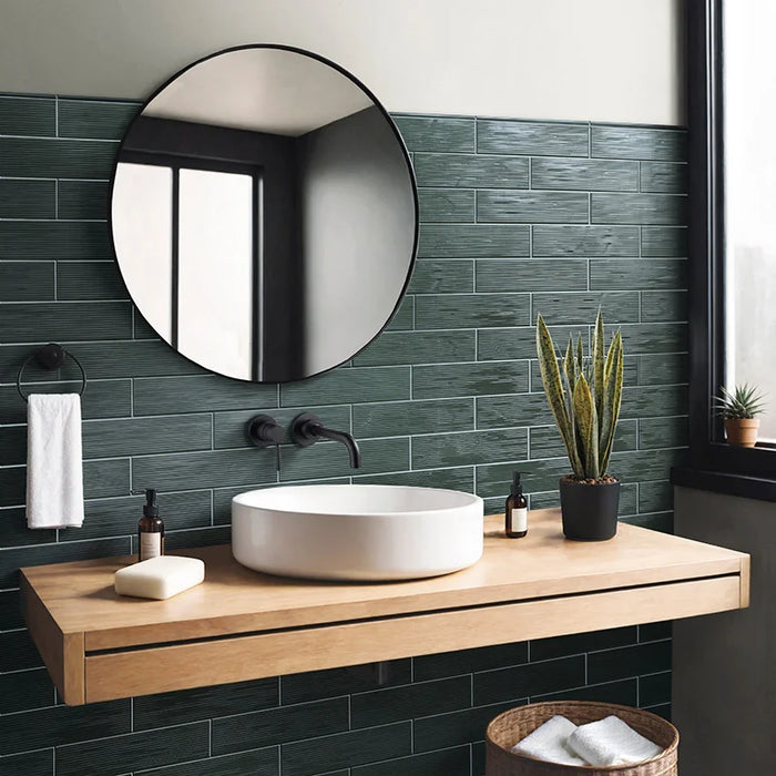 Bagno con rivestimento in formato mattoncino Lucido 7,5x30, rigato a rilievo, colore Musk, collezione Swing di ceramica Settecento