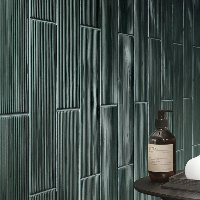 Dettaglio rivestimento in formato mattoncino Lucido 7,5x30, rigato a rilievo, colore Musk, collezione Swing di ceramica Settecento