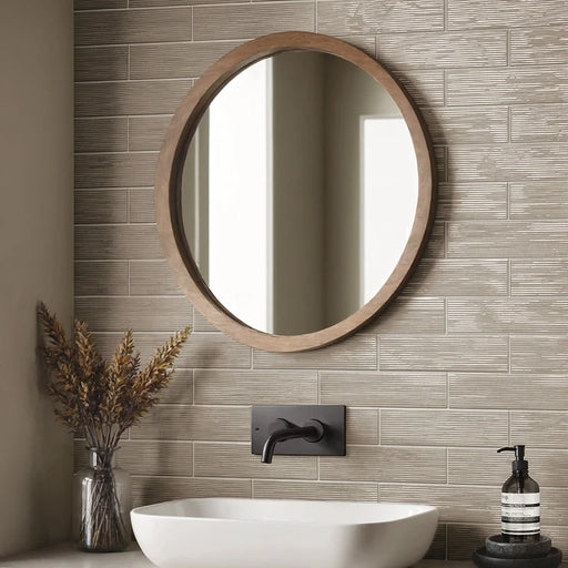 Bagno con rivestimento in formato mattoncino Lucido 7,5x30, rigato a rilievo, colore Sand, collezione Swing di ceramica Settecento