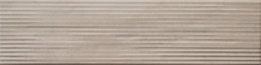 Dettaglio piastrella da rivestimento in formato mattoncino Lucido 7,5x30, rigato a rilievo, colore Sand, collezione Swing di ceramica Settecento