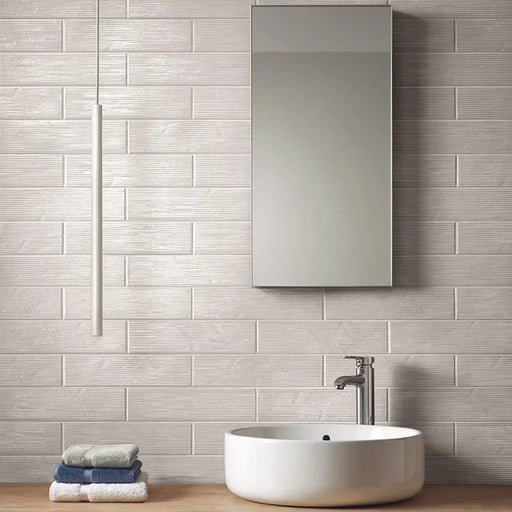 Dettaglio bagno con rivestimento in formato mattoncino Lucido 7,5x30, rigato a rilievo, colore Silver, collezione Swing di ceramica Settecento