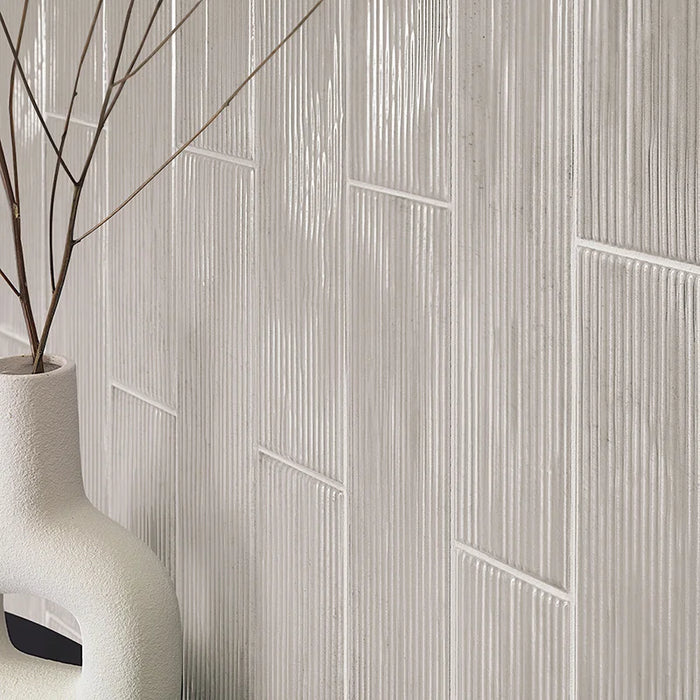 Dettaglio rivestimento in formato mattoncino Lucido 7,5x30, rigato a rilievo, colore Silver, collezione Swing di ceramica Settecento