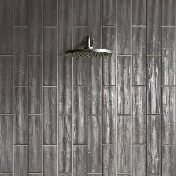 Dettaglio doccia con rivestimento in formato mattoncino Lucido 7,5x30, rigato a rilievo, colore Smoke, collezione Swing di ceramica Settecento