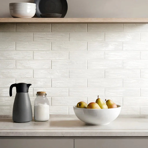 Cucina con rivestimento in formato mattoncino Lucido 7,5x30, rigato a rilievo, colore White, collezione Swing di ceramica Settecento