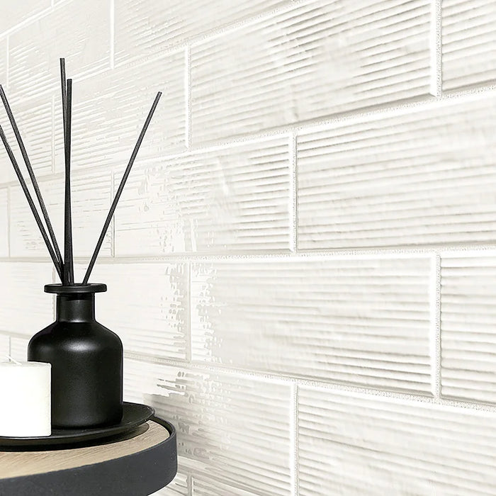 Dettaglio rivestimento in formato mattoncino Lucido 7,5x30, rigato a rilievo, colore White, collezione Swing di ceramica Settecento