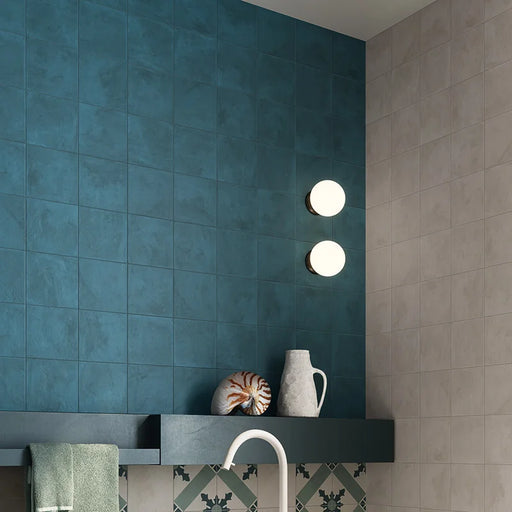 Dettaglio Piastrella da rivestimento in gres porcellanato serie Terra.Art di Marca Corona, effetto cemento, formato 20x20 cm, Colore Oceano